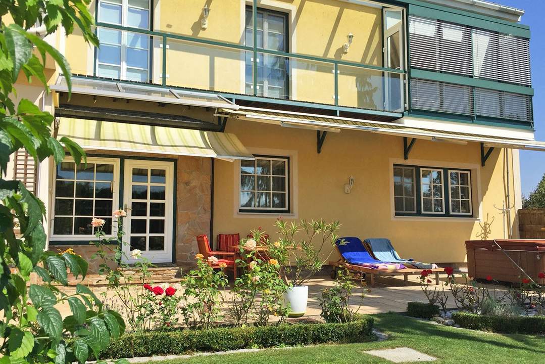 Ruhiger Familiensitz mit Fernblick, ebenem Garten und drei Garagen Nähe TULLN