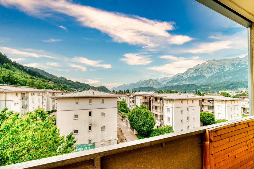 Dachgeschossjuwel in Wattens mit Panoramablick, Balkon & Ofen – geringe Betriebskosten