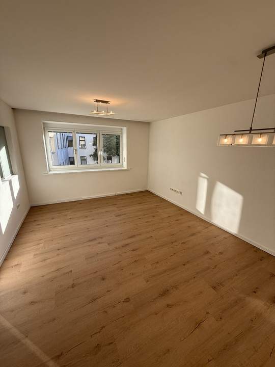 Helle, frisch renovierte und teilmöblierte 2-Zimmer-Wohnung nahe Bahnhof Meidling