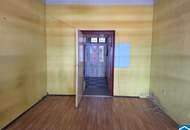 Renovierungsbedürftige Altbauwohnung mit klassischem Charme