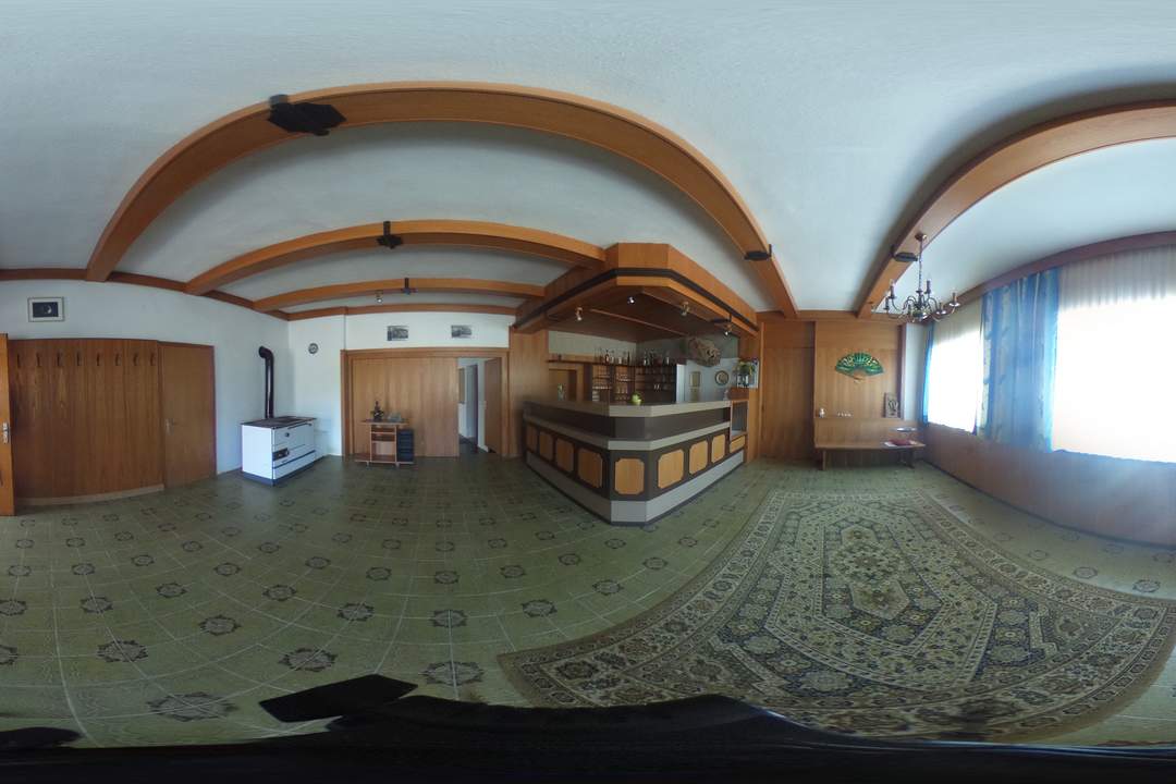 Viel Platz, viele Möglichkeiten, großes Grundstück!