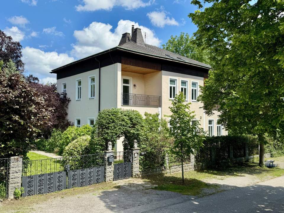 Mitten im Grünen & im Villenviertel: exklusive Gartenwohnung mit ca. 930 m² Außenfläche, beheiztem Wintergarten, Pool, Luftwärmepumpe u.v.m.!