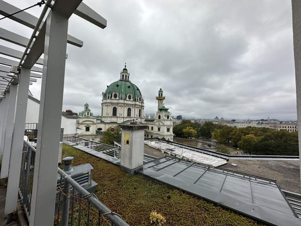 KARLSPLATZ IS CALLING: ruhige 2-Zimmer-Wohnung mit Gemeinschaftsdachterrasse!