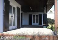 Direkt vom Garten in das kühlende Wasser eines Sees steigen!