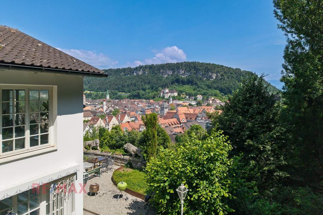 Große Villa thronend über Feldkirch mit Baulandreserve