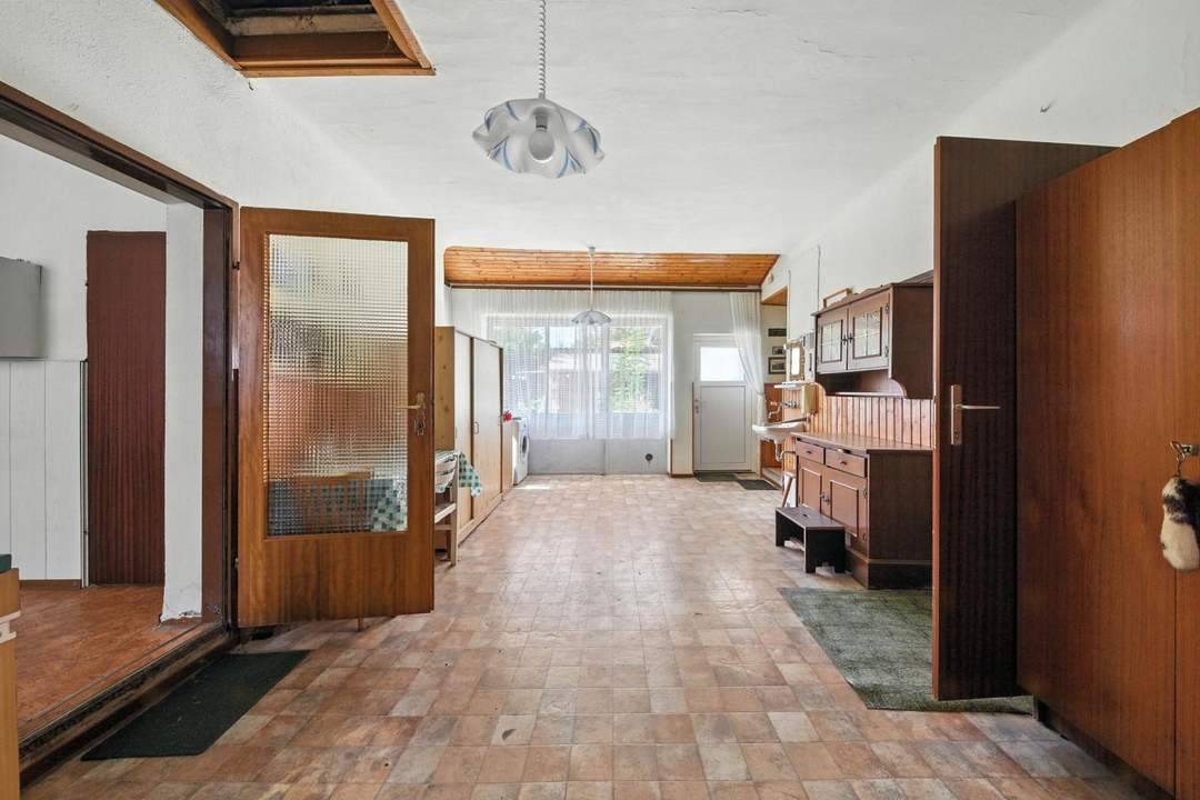 Renovierungsbedürftige Liegenschaft mit zwei Wohneinheiten, Nebengebäuden &amp; Garage!