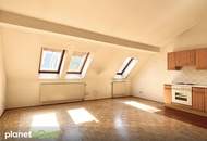 Leben im Trendviertel – Dachgeschosswohnung beim Vorgartenmarkt