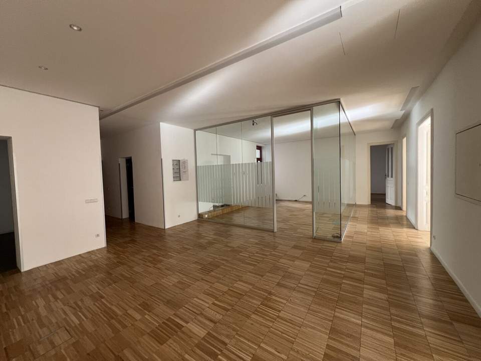 1060! HELLE und PERFEKT AUFGETEILTE Bürofläche auf der Mariahilferstraße!