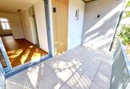 Ein Altbau, der verzaubert! Umfangreich und hochwertig sanierte Wohnschönheit mit großem Balkon und effizienter Erdwärme! Viel Privatsphäre + Viel Raum + Viel Grün!