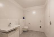 Gut aufgeteilte Praxisräumlichkeiten mit westseitigem Balkon, Eigengarten und PKW-Stellplatz
