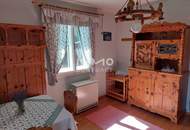 HOLZBLOCKHAUS MIT SCHÖNEM GRUND UND FERNBLICK