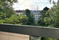Schön saniertes 3-Zimmer DG mit Balkon und Blick in´s Grüne!