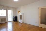 Sanierungsbedürftige 2- Zimmer-Wohnung mit Balkon