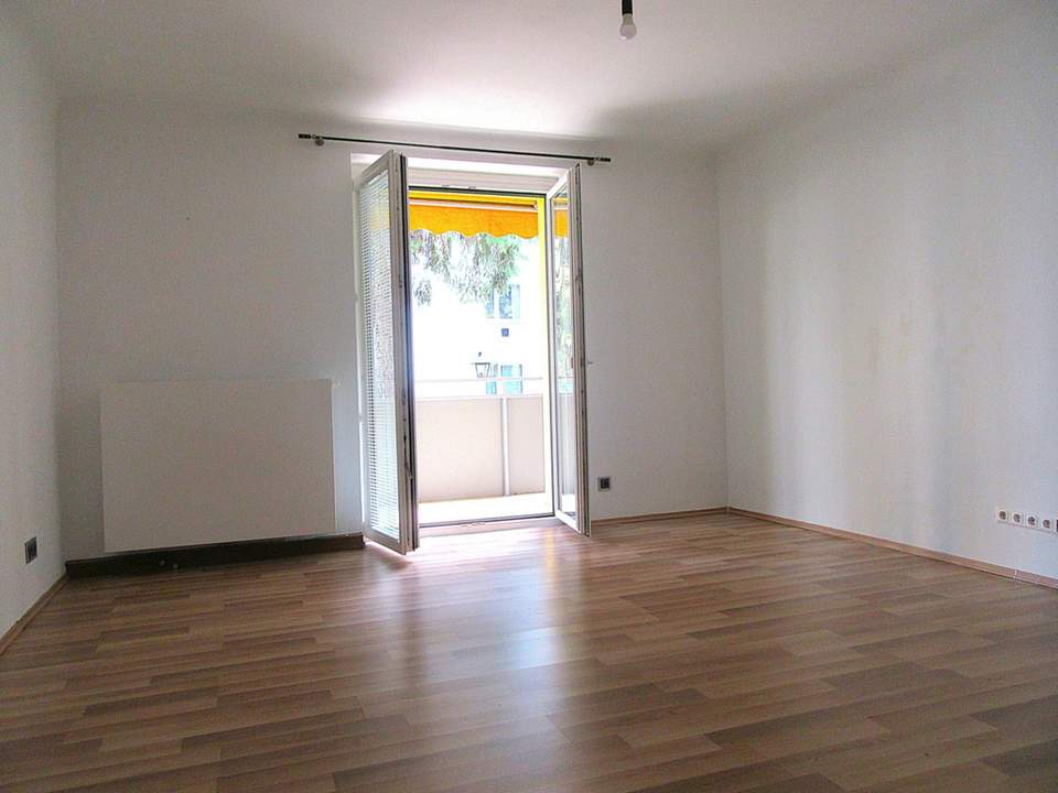 TOP LAGE - NEU RENOVIERTES 4 ZIMMER APARTMENT MIT LOGGIA