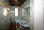 Kleines Haus mit Nebengebäude