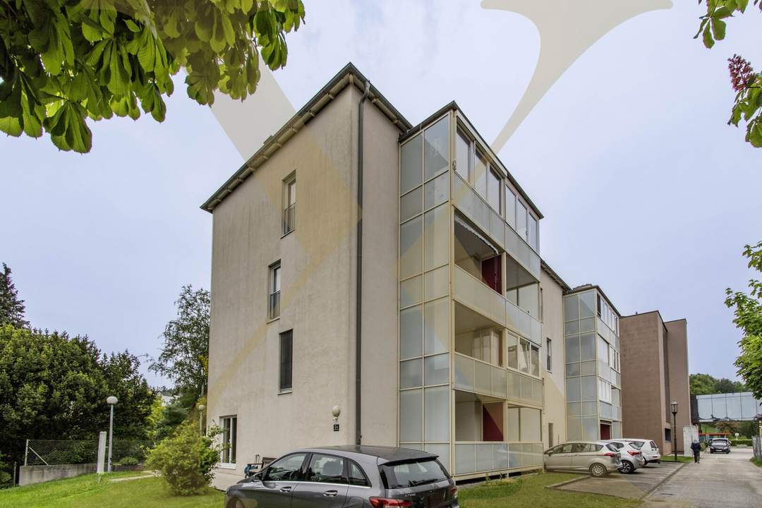 3 MONATE MIETFREI! Helle Geschäfts-/Studiofläche mit Loggia und Küche in Laakirchen zu vermieten!