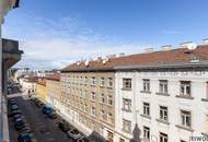 SCHÖNBRUNN IN GEHWEITE | 3-Zimmer Altbau im letzten Regelgeschoss | Süd-Balkon | Prachtvolles Jahrhundertwende-Haus