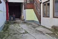 Sanierungsbedürftiges Einfamilienhaus mit diversen Nebenräumen!