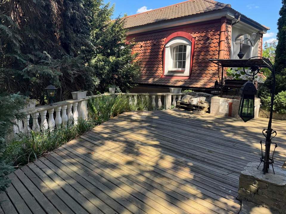 ZAUBERHAFTE VILLA MIT TRAUMHAFTEM BLICK AUF DIE WEINBERGE