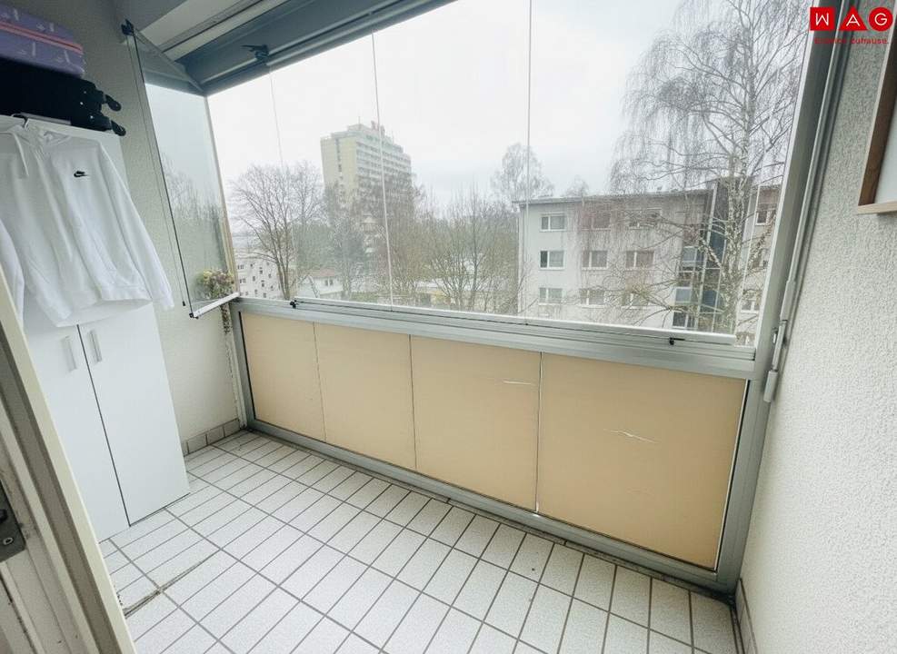 Ruhiges Wohnen im letzten Stock – 3-Zimmer-Wohnung mit Loggia! Wohnung wird im Mai 2026 GENERALSANIERT!