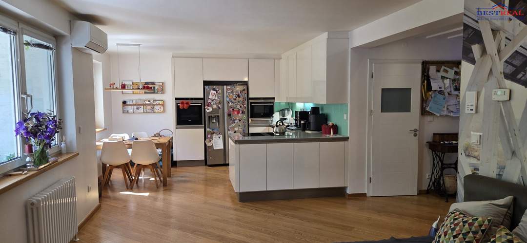Schicke Wohnung mit Loggia- Krottenbachstraße