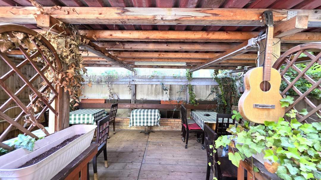 PIZZERIA mit Straßenterrasse + Getränke/Snacks Supermarkt - BETRIEBSBEREIT ZUR ÜBERNAHME!!