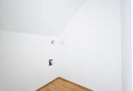 Erstbezug nach Errichtung | 3-Zimmer Dachgeschosswohnung mit Balkon in ruhigen Innenhof | PKW-Abstellplatz | fertiggestellt &amp; bezugsbereit