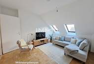 Dachgeschoßwohnung im Altbau: Erstbezug nach Sanierung mit Balkon und Einbauküche!