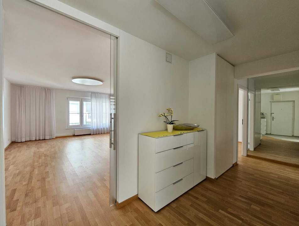 "Luxury Apartment near UNO-City"