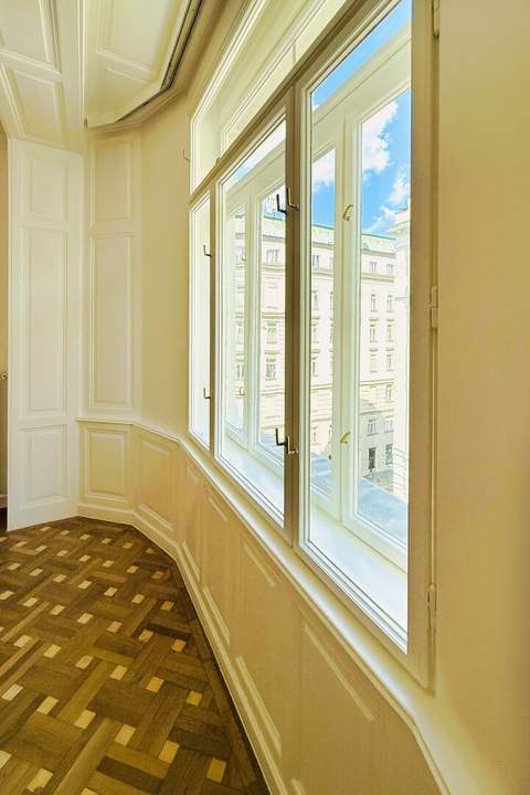 Erstbezug nach Sanierung - Stilaltbauwohnung mit kleinem Balkon