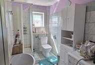 Älteres Wohnhaus mit angebauter Doppelgarage im Freiland