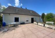 Gepflegtes Einfamilienhaus mit großer Terrasse und vielen Garagen!