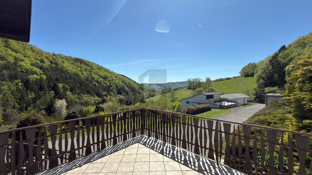 EINZELLAGE IM GRÜNEN MIT HERRLICHEM PANORAMA UND 2 GROSSEN NEBENGEBÄUDEN