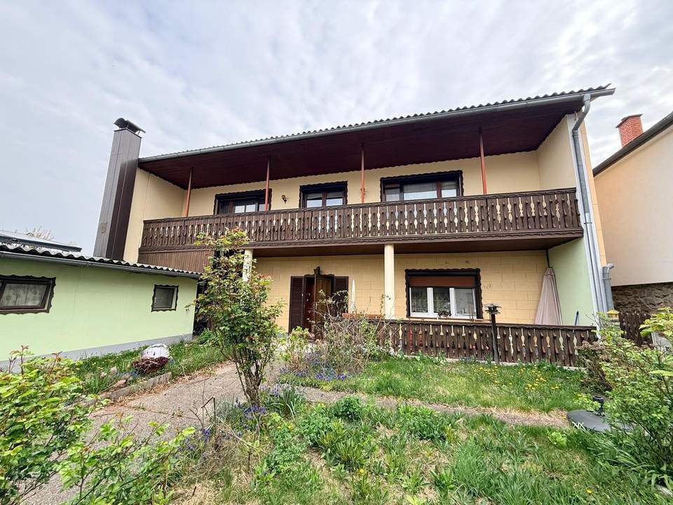 Retro-Charme mit vielen Räumen – Großzügiges Haus zur Sanierung