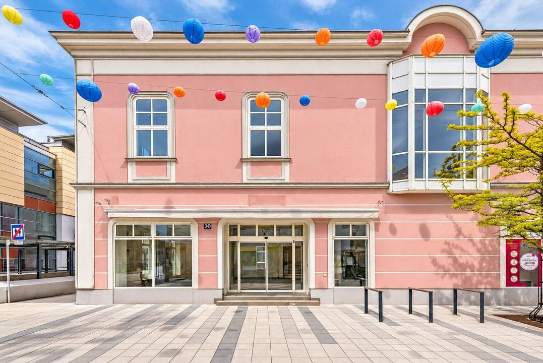 Mach diesen außergewöhnlichen Ort zu deinem! Großzügige Fläche in Bestlage von Wiener Neustadt | Zwei Etagen | Rolltreppe und Lift