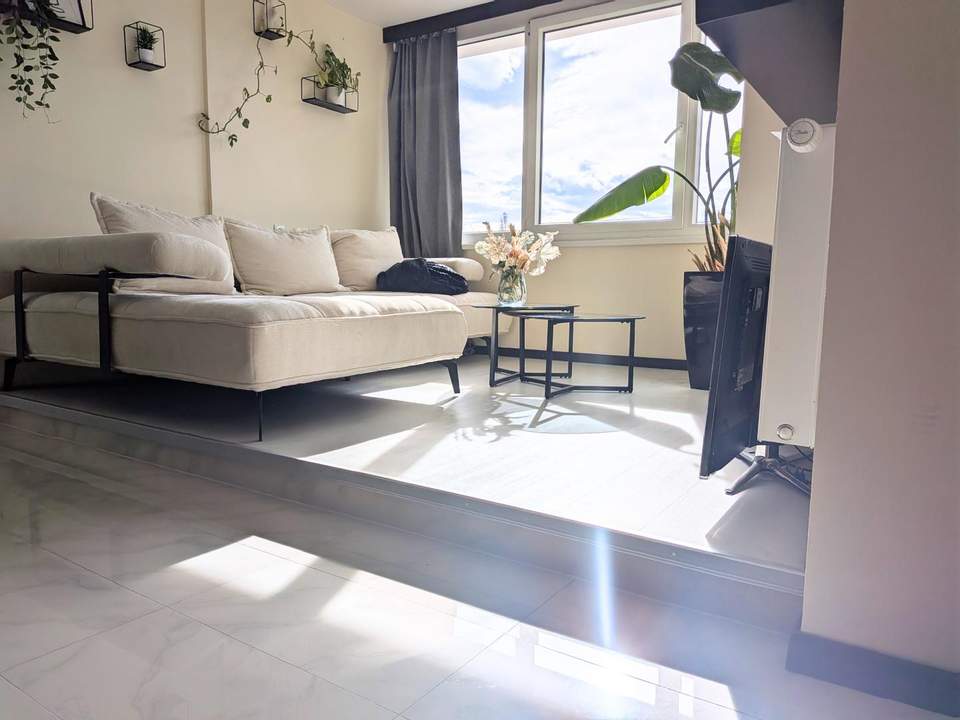 Traumhafte 2-Zimmer-Wohnung mit Penthouse-Flair und Weitblick durch den Wintergarten