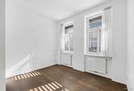 Weitblick, Ruhe & zentrale Lage – Sonnige Altbauwohnung mit Balkon