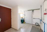 Einfamilienhaus mit Einliegerwohnung, Garage, Carports und Ausblick!