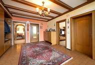 Stilvolles Ein- Zweifamilienhaus mit Doppelgarage und großen Garten