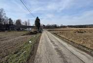 Baugrundstück im Dorfgebiet mit angrenzendem Freilangrund in sehr ruhiger Lage mit Ganztagssonne.