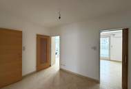 Klimatisierte Dachgeschosswohnung mit 4 Schlafzimmer und Garage // Air-conditioned attic apartment with 4 bedrooms and garage //