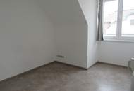 ATTRAKTIVE ANLEGERWOHNUNG NÄHE U 6 - NEU RENOVIERTES 2 ZIMMER DACHGESCHOSSAPARTMENT