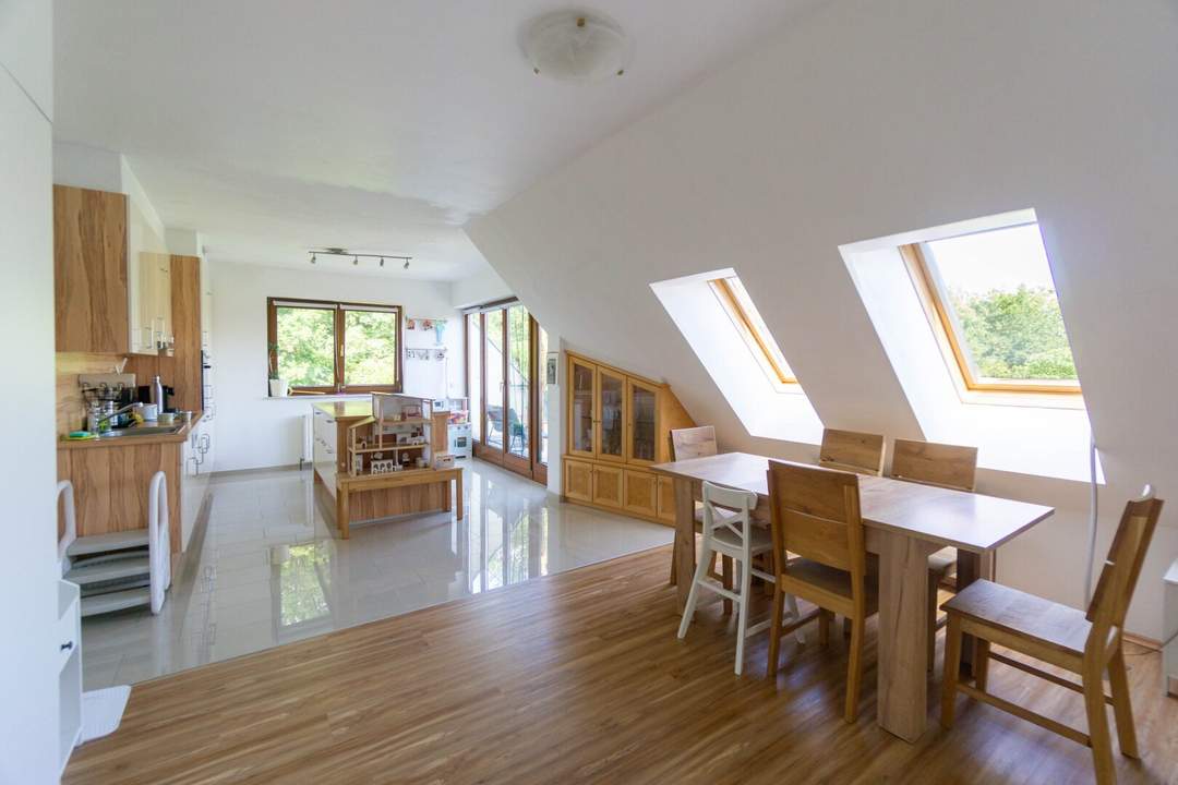 Dachgeschoßwohnung im Villenviertel Lawies – Zwei Terrassen, Doppelgarage und Wienerwald!