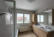 Klimatisierte Dachgeschosswohnung mit 4 Schlafzimmer und Garage // Air-conditioned attic apartment with 4 bedrooms and garage //