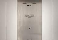 BALKON UND ÜBER 4 METER RAUMHÖHE II PRESTIGE UND ELEGANZ II WOHNEN IM DENKMALGESCHÜTZEN MÖDLINGER STADTJUWEL II FUSSGÄNGERZONE