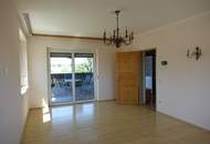 *ORTSRANDLAGE:* Wohnhaus mit sehr schönem, ebenen Garten und großzügigem Grundstück.