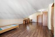 IMPOSANTER LANDSITZ FÜR HOHE ANSPRÜCHE! GROßZÜGIGE WOHN-UND NUTZFLÄCHEN SOWIE ÜBER 5000 m2 LAND