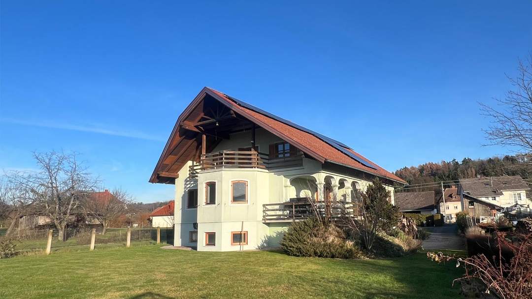 Familienfreundliches Wohnhaus mit Terrasse, schönem ebenen Garten, PV Anlage und Nebengebäude!