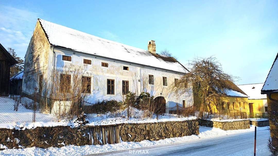 Historischer Dreiseithof in Weißenalbern mit Nebengebäuden und Entwicklungspotenzial