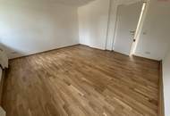 Modernisiert - hochwertig - durchdacht: diese 2,5-Zimmer Wohnung in hervorragender Lage überzeugt mit stilvoller Sanierung, ebenerdiger Dusche, hochwertigen Böden und viel Stauraum im großzügigen Kellerabteil - perfekt für Paare oder kleine Familien!
